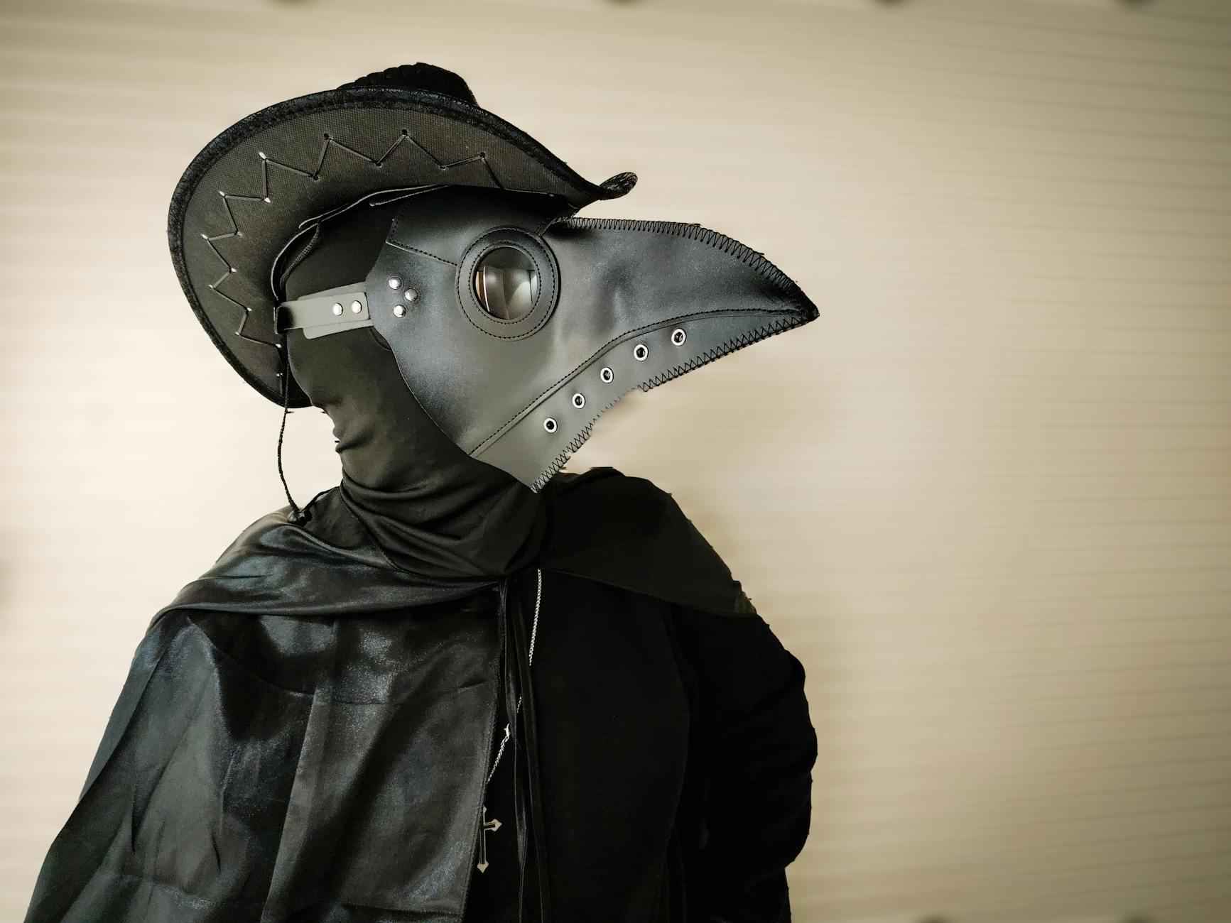 Lekarz morowy w masce z dziobem i czarnym płaszczu, historyczny strój