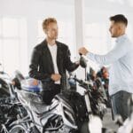 Sprzedawca rozmawia z klientem w salonie motocykli
