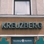 Szyld apteki na elewacji kamienicy w dzielnicy Kreuzberg w Berlinie