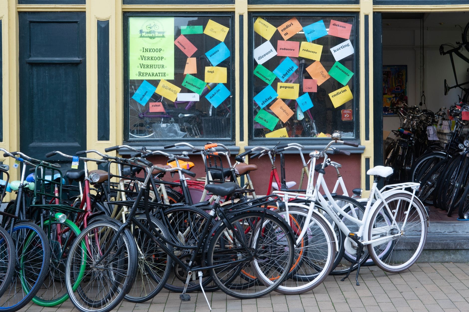 Witryna miejskiego sklepu rowerowego z kolorową ekspozycją rowerów