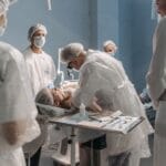 Zespół chirurgów wykonuje operację w nowoczesnej sali operacyjnej