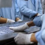 Pracownicy pakują tabletki w zakładzie farmaceutycznym w Islamabadzie