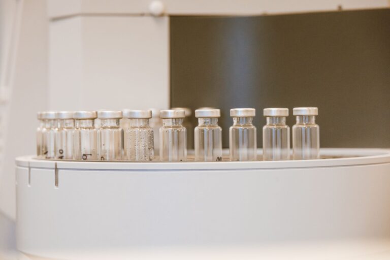 Puste szklane fiolki ustawione w laboratorium